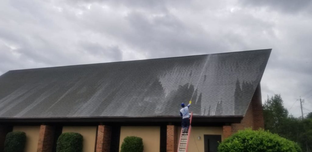 Soft washing doesn't damage roofs or cause limestone and other materials to deteriorate rapidly. This washing method provides an alternative to other techniques that are often too harsh, making it the perfect choice for many homeowners.