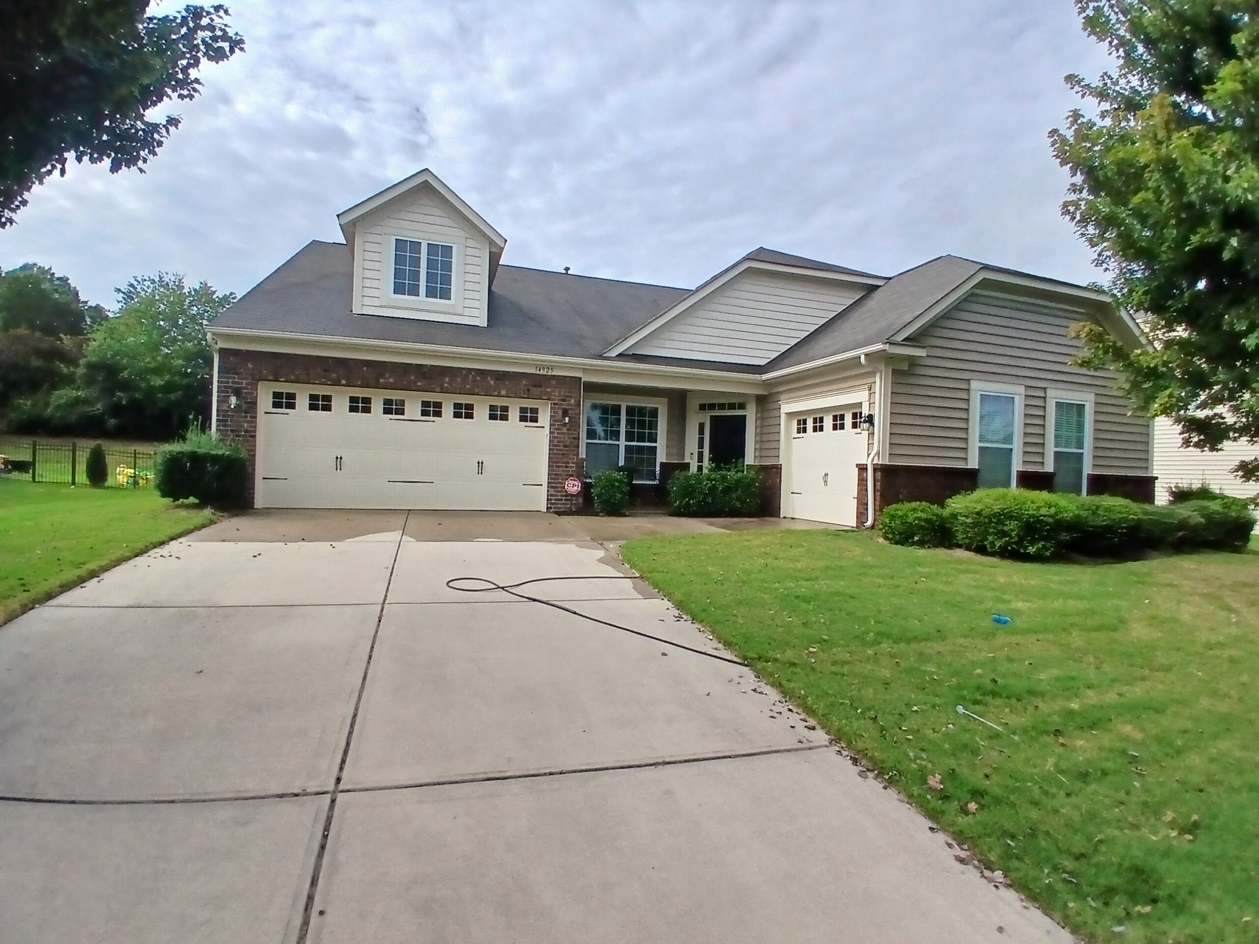 Vinyl siding house washing in Creekshire Estates Charlotte NC